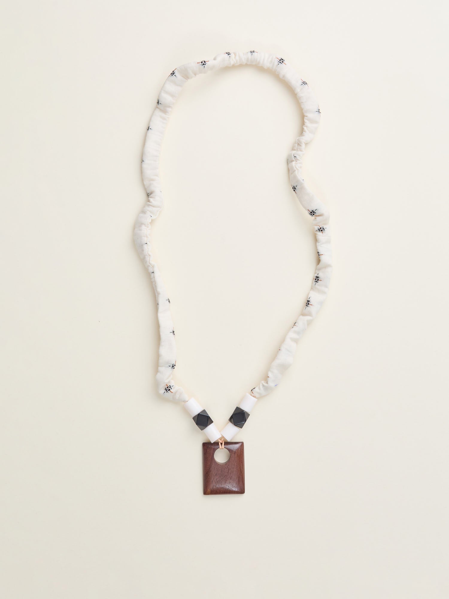 Collar Goa White