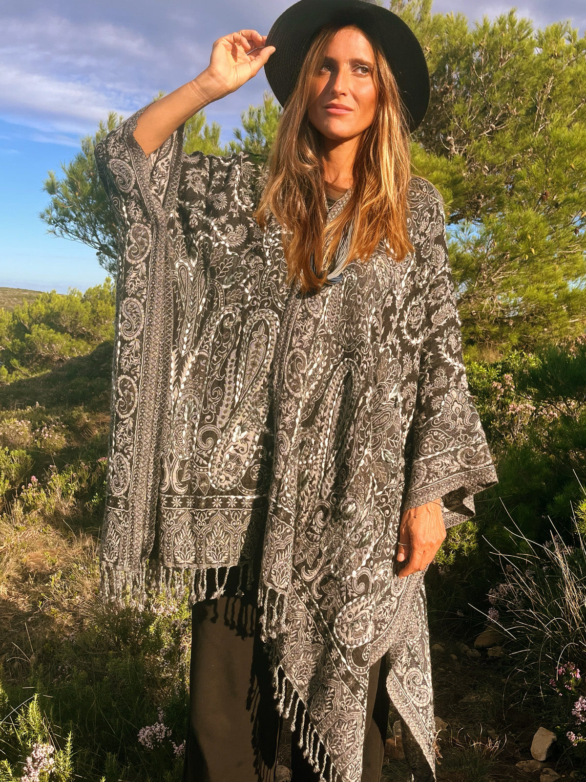 Amoha  Poncho Grey & Colors